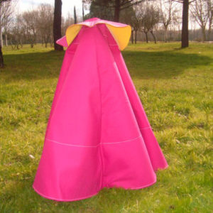 Capote de torero de pie