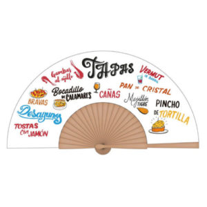 Abanico de madera en fondo blanco con nombre de tapas españolas